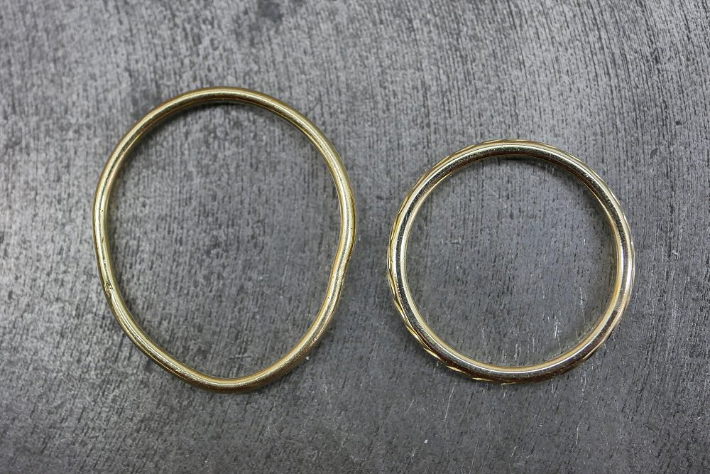 Beispiel für getragenes, abgenutztes, verformtes Eheringpaar aus Gold.